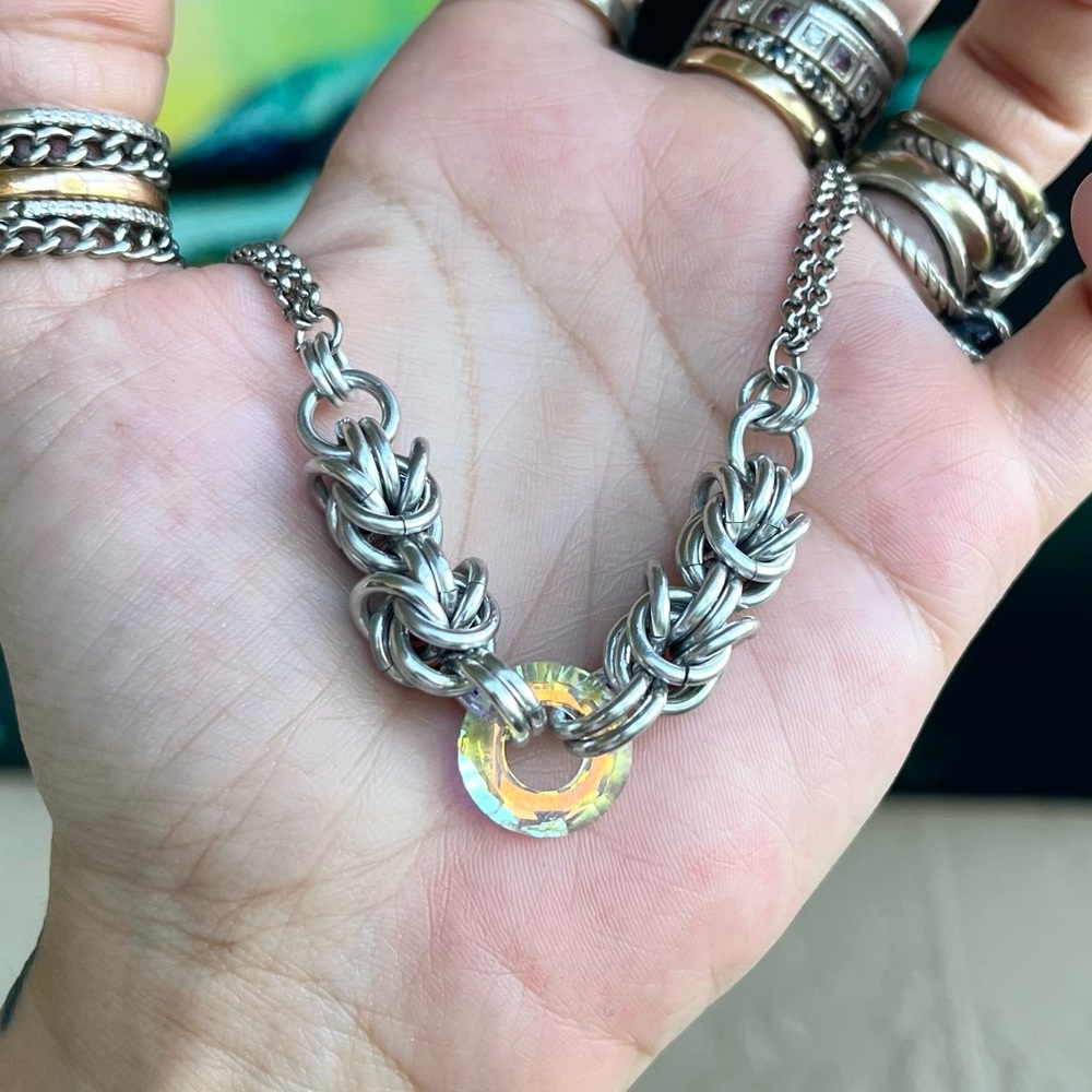 Handmade maille choker necklace with rainbow iridescent swarovski circle crystal - Picture 14 of 15